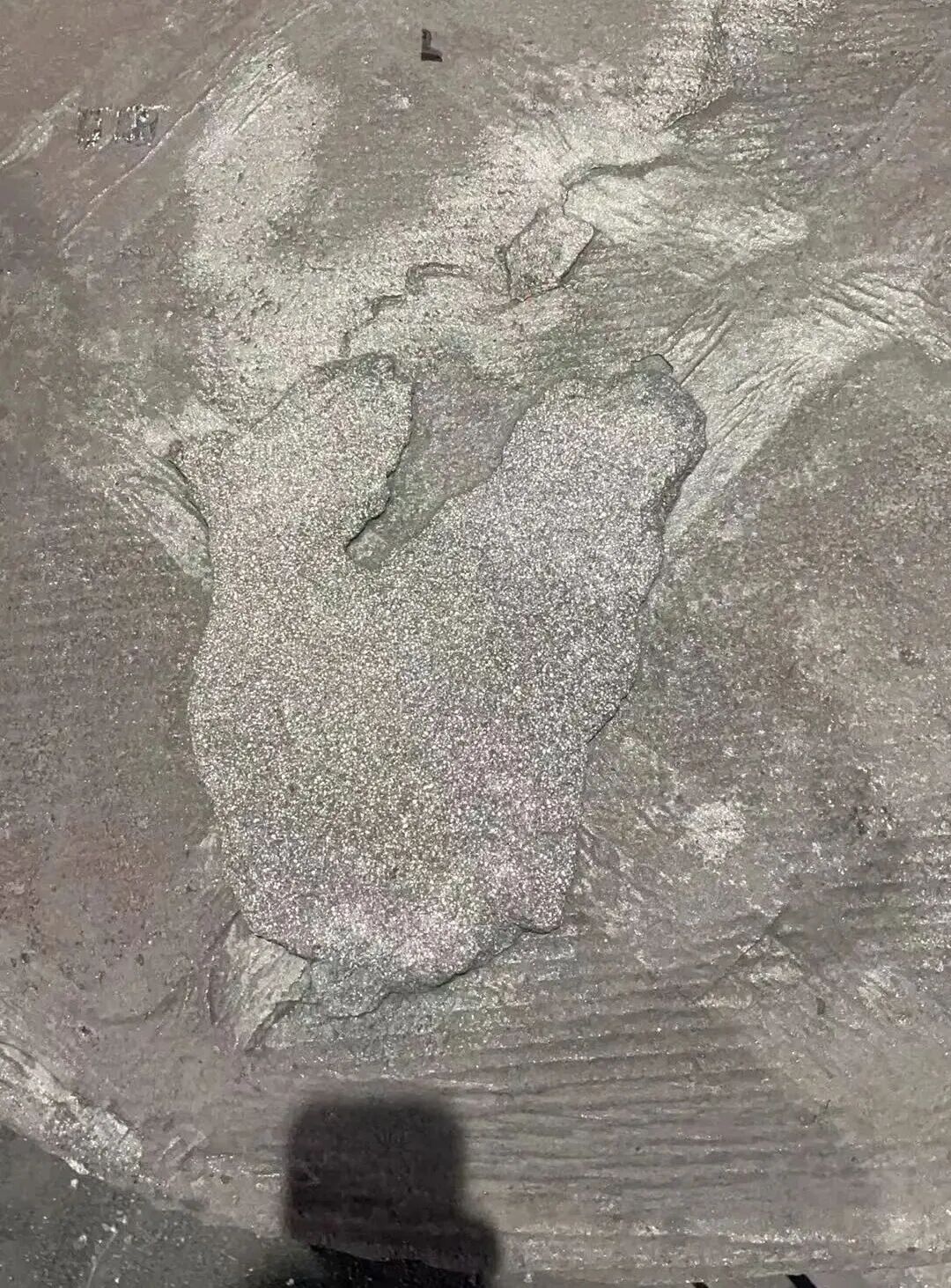 Bagaimanakah kecacatan seperti jerawat pasir pada permukaan atas bahagian besi tuang kelabu yang dihasilkan oleh tuangan pasir resin boleh diselesaikan?